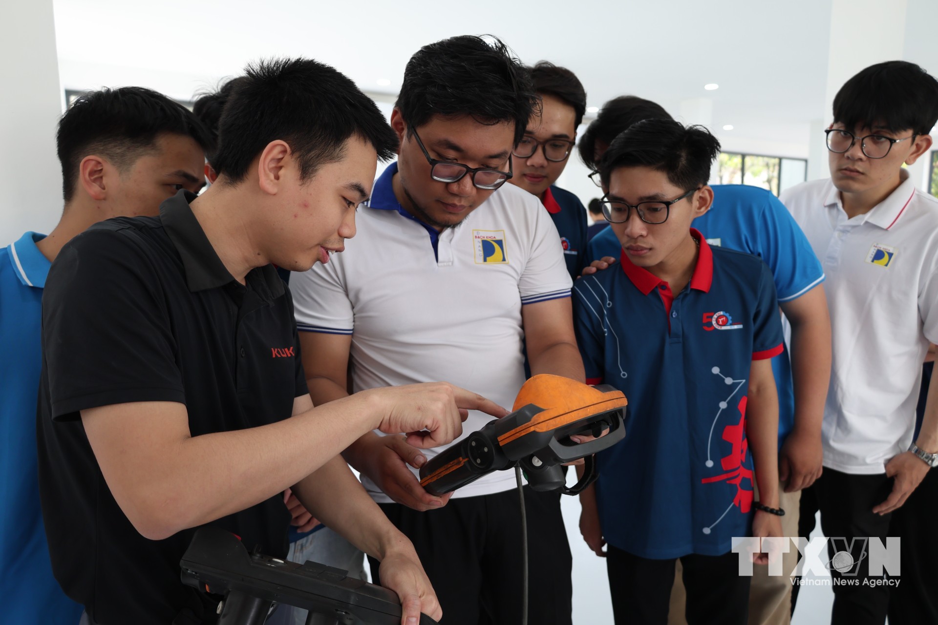Trung tâm Đào tạo, Nghiên cứu và Phát triển Ứng dụng Robot Công nghiệp và Trí tuệ nhân tạo là nền tảng quan trọng để đào tạo nhân lực, nghiên cứu và thúc đẩy ứng dụng robot, trí tuệ nhân tạo trong sản xuất công nghiệp. (Ảnh: Khoa Chương/TTXVN)